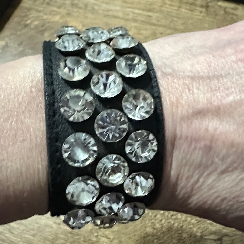 Gorgeous black leather adjustable cuff bracelet covered in rhinestones - Picture 8 of 8